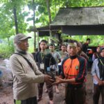 Penyerahan Bibit Petai oleh Ketua HPWE Walikoekoen kepada perwakilan Gerakan Pramuka MAN 2 Tulungagung untuk Kegiatan Reboisasi di Kawasan HPWE Walikoekoen